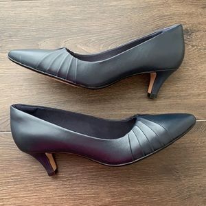 Clarks Collection navy leather pumps pleat detail on uppers size 8